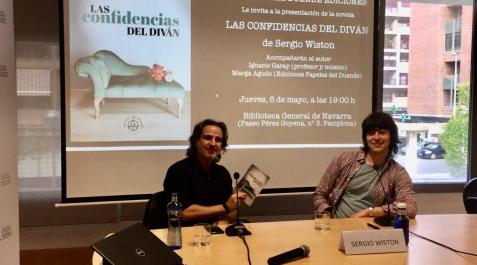 Un momento de la presentación de Las confidencias del diván, en la Biblioteca General, libro escrito por Sergio Wiston (dcha.), al que acompañó Ignacio Garay (izda.), músico y profesor de Filosofía Un momento de la presentación de Las confidencias del diván, en la Biblioteca General, libro escrito por Sergio Wiston (dcha.), al que acompañó Ignacio Garay (izda.), músico y profesor de Filosofía