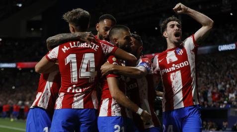 Piña de los jugadores del Atlético en la celebración del gol de Carrasco Piña de los jugadores del Atlético en la celebración del gol de Carrasco