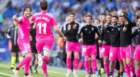 Kike Barja corre hacia el banquillo tras anotar el 0-1. El navarro se abraza con Oier, Roberto Torres e Iñigo Pérez para acabar toda la plantilla formando una piña Kike Barja corre hacia el banquillo tras anotar el 0-1. El navarro se abraza con Oier, Roberto Torres e Iñigo Pérez para acabar toda la plantilla formando una piña