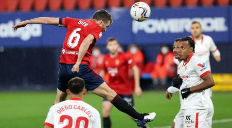 Remate de cabeza de Oier frente al Sevilla Remate de cabeza de Oier frente al Sevilla