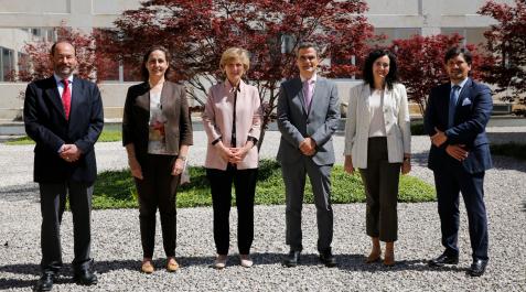 De izquierda a derecha, el director del Instituto de Ciencia de Datos e Inteligencia Artificial de la Universidad de Navarra, Jesús López Fidalgo; Pilar Concejo, directora de Formación y Gestión del Talento en el Grupo BBVA, la rectora María Iraburu; Guzm De izquierda a derecha, el director del Instituto de Ciencia de Datos e Inteligencia Artificial de la Universidad de Navarra, Jesús López Fidalgo; Pilar Concejo, directora de Formación y Gestión del Talento en el Grupo BBVA, la rectora María Iraburu; Guzmán Garmendia, director general de Telecomunicaciones y Digitalización del Gobierno de Navarra; la vicerrectora de Investigación y Sostenibilidad, Paloma Grau y Marco Bonilla, disciplin leader Advanced Analytics de BBVA