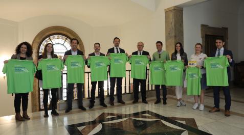 marcha contra el cancer Organizadores y colaboradores posan en el Ayuntamiento de Pamplona en la presentación de la Marcha contra el Cáncer