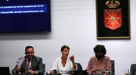 María Chivite María Chivite, en el centro, durante la comparecencia para explicar el retraso en la transferencia de Tráfico