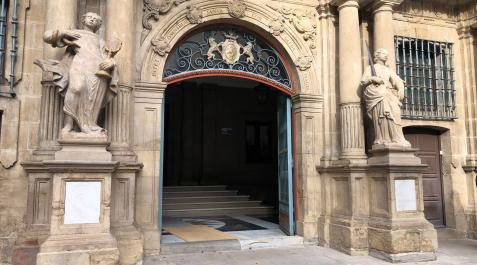 Estatuas de la Prudencia y la Justicia, encima de dos de las cuatro placas, en la fachada del Ayuntamiento de Pamplona Estatuas de la Prudencia y la Justicia, encima de dos de las cuatro placas, en la fachada del Ayuntamiento de Pamplona