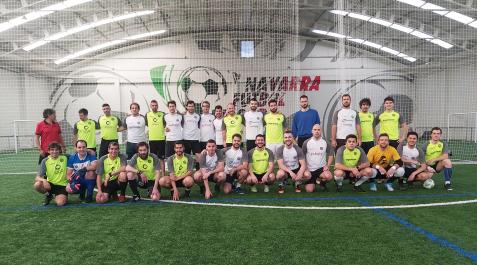Desafio3 Los equiops de Nordex, Ingeteam, Cooperativa de Hostelería y Zabala de futbol posan antes de los partidos