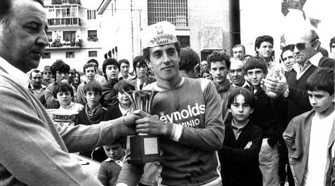 perico-delgado-irurtzun-reynolds 1981. Perico recoge el premio como segundo clasificado en Irurtzun
