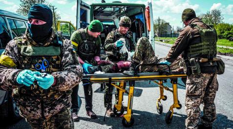 Soldados ucranianos atienden a un compañero herido en los combates con tropas rusas Soldados ucranianos atienden a un compañero herido en los combates con tropas rusas