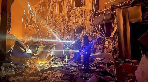 odesa Rescatistas junto a una zona destruida por misiles en Odesa
