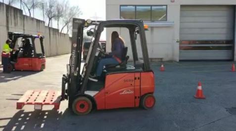 La práctica en el curso de carretillas elevadoras en Reybesa
