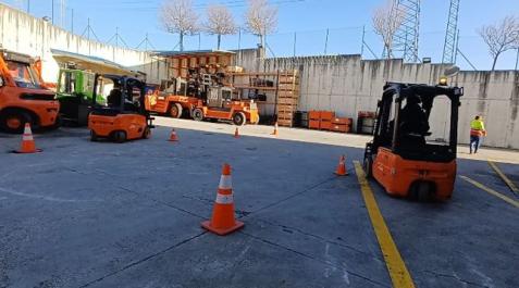 La práctica en el curso de carretillas elevadoras en Reybesa