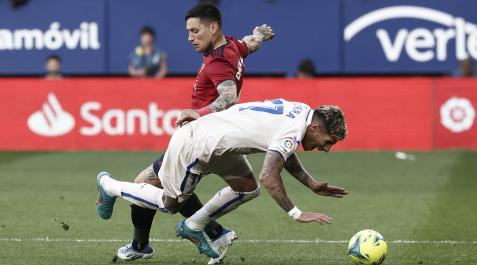 OsaGeta El Chimy Ávila y Mathias Olivera pugnan por el balón durante el encuentro