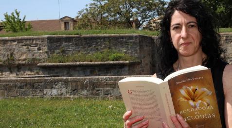 Begoña Pro, posando en la Ciudadela con un ejemplar de su undécima novela Begoña Pro, posando en la Ciudadela con un ejemplar de su undécima novela