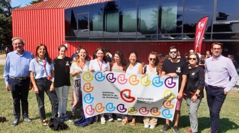 Grupo de jóvenes representando el Instituto Navarro de la Juventud Grupo de jóvenes representando el Instituto Navarro de la Juventud