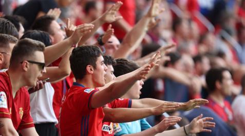 Aficionados rojillos en la grada de El Sadar el pasado miércoles durante el partido contra el Getafe Aficionados rojillos en la grada de El Sadar el pasado miércoles durante el partido contra el Getafe