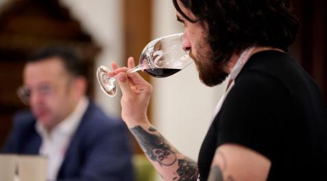 Cata de vino del concurso internacional Garnachas del Mundo celebrado en Olite