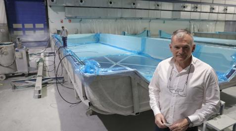 Martín Flores Razquin, director general de INPRE, delante de una de las partes que se colocan en en la parte exterior de la nacelle del aerogenerador
