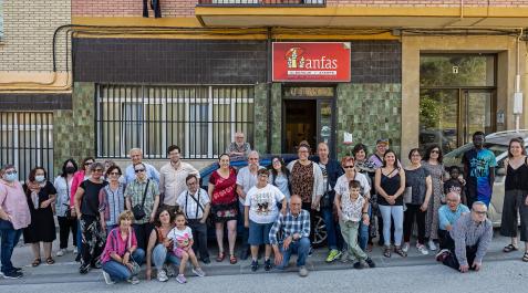 Foto de familia junto al albergue de Anfas, que recibe ya este fin de semana a los primeros peregrinos Foto de familia junto al albergue de Anfas, que recibe ya este fin de semana a los primeros peregrinos