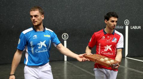 Laso y Altuna, en la elección de material celebrada en el frontón Bizkaia de Bilbao Laso y Altuna, en la elección de material celebrada en el frontón Bizkaia de Bilbao