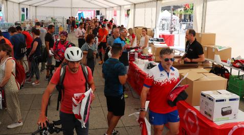 Entrega de dorsales ayer en la Plaza del Castillo, lugar donde hoy estará la meta Entrega de dorsales ayer en la Plaza del Castillo, lugar donde hoy estará la meta