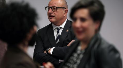 El consejero de Educación, Carlos Gimeno (PSN), tras su antecesora, María Solana (Geroa Bai). El consejero de Educación, Carlos Gimeno (PSN), tras su antecesora, María Solana (Geroa Bai).