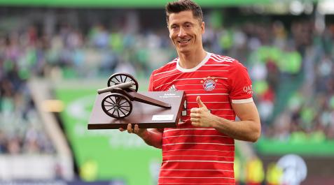 Lewa Robert Lewandowski posa con el trofeo de máximo goleador de la Bundesliga