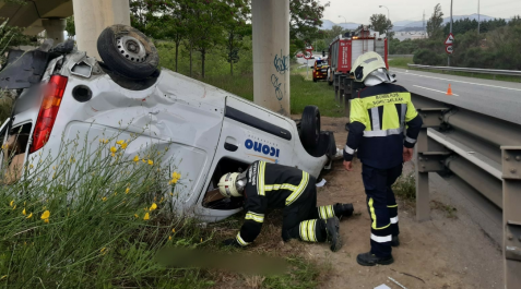 La furgoneta quedó volcada junto a los acceso a La Morea La furgoneta quedó volcada junto a los acceso a La Morea