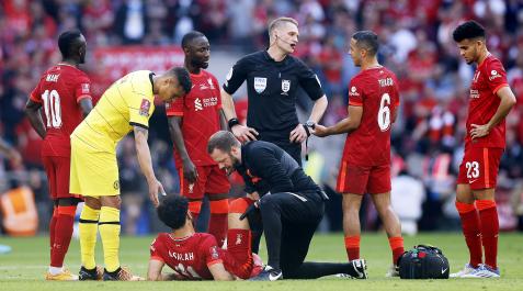 Salah Los médicos atienden a Salah tras lesionarse en la final de la FA Cup entre Liverpool y Chelsea