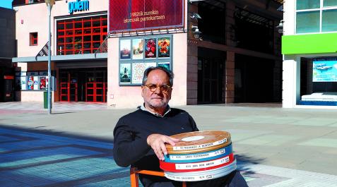 Otilio García, esta semana, junto a los cines Golem de la avenida de Bayona Otilio García, esta semana, junto a los cines Golem de la avenida de Bayona