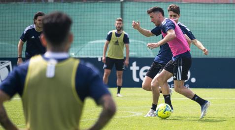 Kike Barja conduce el balón ante la presión de Javi Martínez durante el entrenamiento de este sábado en Tajonar