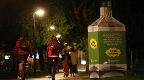 La botella que el Ayuntamiento de Pamplona ha colocado en la Vuelta del Castillo La botella que el Ayuntamiento de Pamplona ha colocado en la Vuelta del Castillo