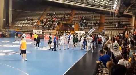 IncidentesLeon Los jugadores de Abanca Ademar y Helvetia se enzarzan al finalizar el encuentro