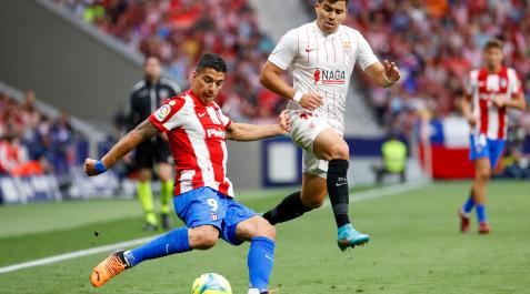 El delantero uruguayo del Atlético de Madrid, Luis Suárez (i), se dispone a golpear el balón ante el defensa argentino del Sevilla, Marcos Acuña, durante el partido correspondiente a la jornada 37 de primera división El delantero uruguayo del Atlético de Madrid, Luis Suárez (i), se dispone a golpear el balón ante el defensa argentino del Sevilla, Marcos Acuña, durante el partido correspondiente a la jornada 37 de primera división