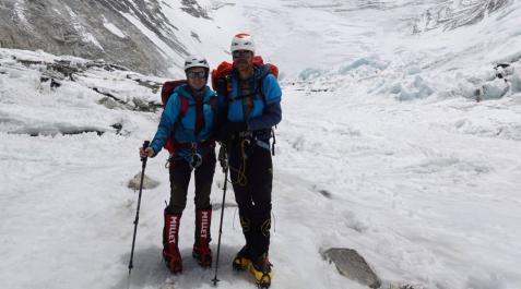 Uxue Murolas e Ignacio Barrio, posando ayerdurante el descenso al Campo Base tras su ascenso de este pasado sábado al Lhotse (8.512m) Uxue Murolas e Ignacio Barrio, posando ayerdurante el descenso al Campo Base tras su ascenso de este pasado sábado al Lhotse (8.512m)