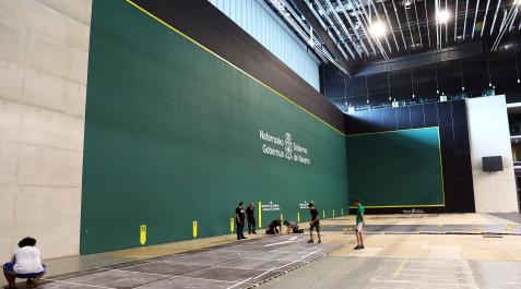 EL ARENA, AYER.  Los operarios trabajaban ayer en el suelo del frontón del Arena que va a acoger la World Challenge Cup de gimnasia