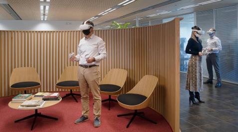 metaverso Tres personas, con sus gafas de realidad aumentada para moverse en el metaverso del Gobierno foral