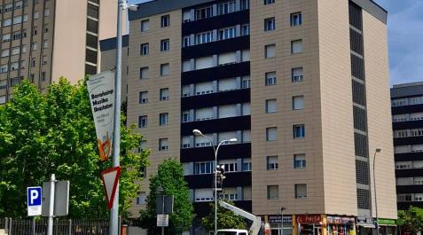 camaras-baranain En primer plano, una farola con la cámara ya instalada. Al fondo, operarios en una grúa colocan otras