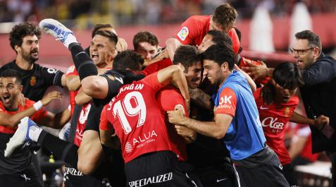 Mallorca Los jugadores del Mallorca hacen una piña tras el gol postrero de Abdón Prats contra el Rayo que les hace tener en sus manos la permanencia