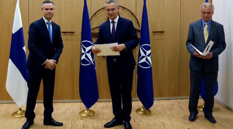 El embajador de Finlandia ante la OTAN, Klaus Korhonen, el secretario general de la OTAN, Jens Stoltenberg, y el embajador de Suecia ante la OTAN, Axel Wernhoff El embajador de Finlandia ante la OTAN, Klaus Korhonen, el secretario general de la OTAN, Jens Stoltenberg, y el embajador de Suecia ante la OTAN, Axel Wernhoff, asisten a la ceremonia para conmemorar la solicitud de ingreso de Suecia y Finlandia en Bruselas