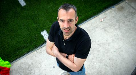 Andoni-Alonso-mutilvera Andoni Alonso, entrenador de la Mutilvera, en el campo de fútbol del Valle de Aranguren