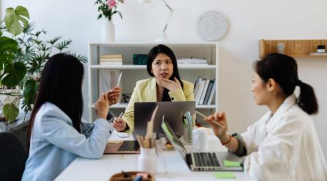Grupo de trabajadoras en una oficina Grupo de trabajadoras en una oficina