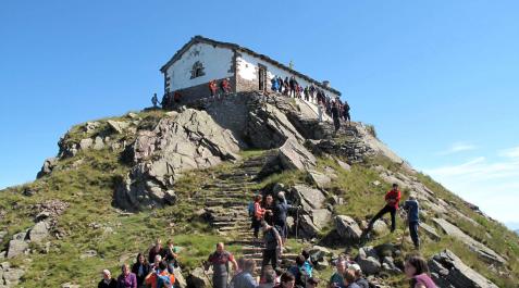 Imágenes de las romerías en las cumbres navarras.