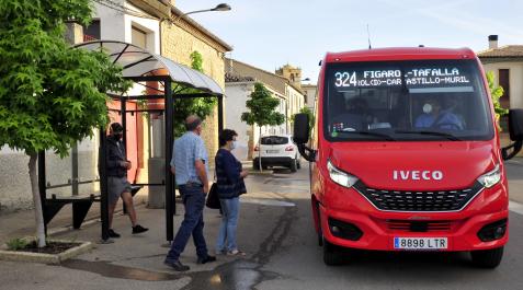 Tres usuarios se disponen a subir al autobús en la parada de Mélida el pasado miércoles Tres usuarios se disponen a subir al autobús en la parada de Mélida el pasado miércoles