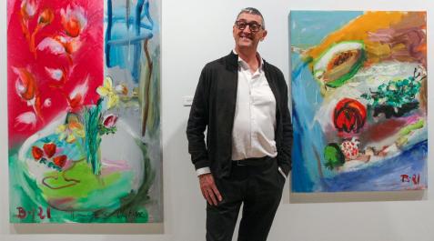 Belzunegui colorido El pintor Juan Belzunegui, natural de Carcastillo, posa junto a dos de las cuarenta obras que podrán visitarse hasta el 26 de junio