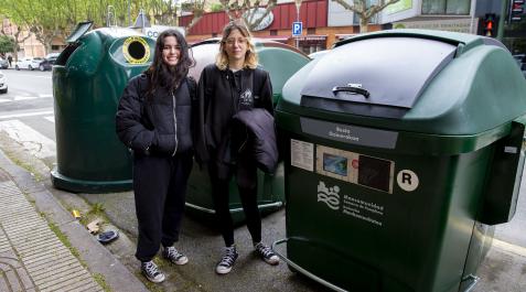 Adriana y Marina Sarría, estudiantes, junto a los nuevos contenedores en Ermitagaña.