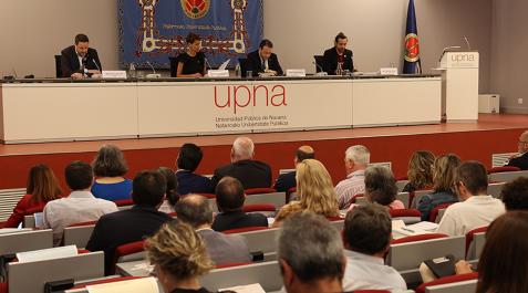 Mesa inaugural de la jornada. De izda. a dcha., el alcalde de Tudela, Alejandro Toquero; la presidenta de Navarra, María Chivite; el rector de la UPNA, Ramón Gonzalo; y el presidente del Consejo Social de la Universidad, Javier Vidorreta Mesa inaugural de la jornada. De izda. a dcha., el alcalde de Tudela, Alejandro Toquero; la presidenta de Navarra, María Chivite; el rector de la UPNA, Ramón Gonzalo; y el presidente del Consejo Social de la Universidad, Javier Vidorreta