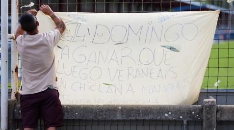 A_ J. (34812012) Un aficionado colocó una peculiar pancarta en Tajonar.