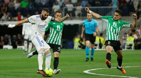Benzema-Real-Madrid-Betis Benzema se prepara para lanzar en el partico contra el Betis