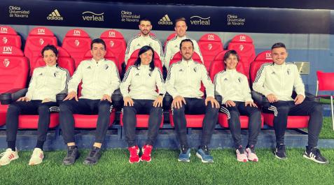 Kakun-osasuna-femenino De izda. a dcha., detrás: Tommy Trigo y Alberto Pérez de Ciriza; delante, Maitane Sanzol, Iñigo de Goñi, Kakun Mainz, Fermín Eransus, Maite y Mikel Álvarez, en el banquillo de El Sadar