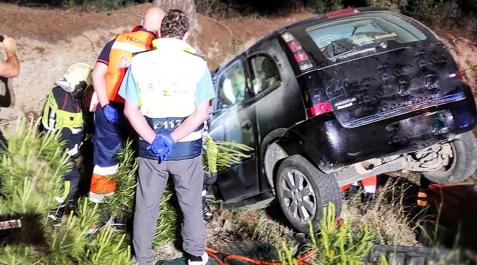 Cadreita Equiops de rescate trabajan junto al vehículo que sufrió la salida de vía