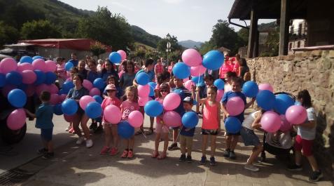 sunbilla pueblo seguro Globos de color rosa y azul, portados por menores que participaron en la marcha